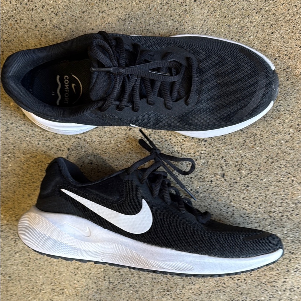Nike Revolution Black and White Athletic Running Shoes Womens 8.5 worn 1x lk new